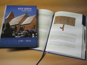 Buch "825 Jahre Kirche Stuhr" (Cover und Innenseite)