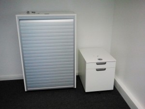Chefbüro-Möbel Ein Rolladenschrank und ein kleiner Schrank