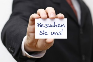 Mann hält Karte mit Besuchen Sie uns | © Svenja Michel - Fotolia.com