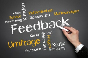 Eine Tafel, beschrieben mit Begriffen wie Feedback, Umfrage, Kritik etc.