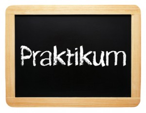 Tafel mit Aufschrift "Praktikum"