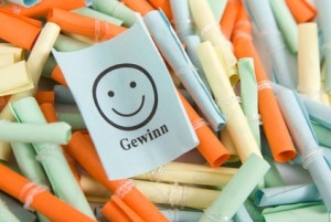 Ein Los mit Smiley und der Aufschrift "Gewinn" in einem Haufen anderer Lose | © Janina Dierks - Fotolia.com