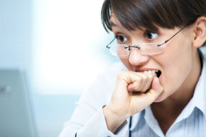 Eine Frau, die erschrocken kuckt | © yanlev - Fotolia.com