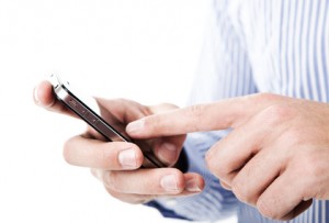 Eine Hand bedient den Touchscreen eines Smartphones | © Fotowerk - Fotolia.com