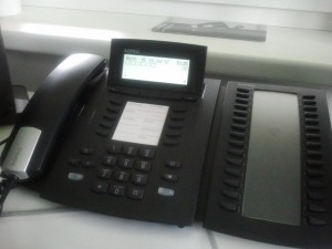 Unsere Telefonanlage funktioniert! Eines unserer Telefone