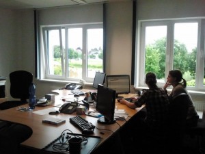 Das Gestalterbüro Blick auf eine Schreibtischinsel und zwei Fenster