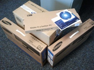 Neue Hardware verschiedene Computerteile in Kartons