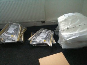 Die Möbel sind da! Eine Stapel Möbel-Einzelteile