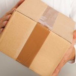 Hand hält Paket.