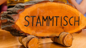 Holzschild mit Aufschrift "Stammtisch" | © Kzenon - Fotolia.com